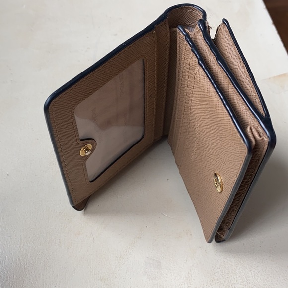 MICHAEL KORS TAN & BLACK EVERYDAY WALLET - Picture 4 of 6